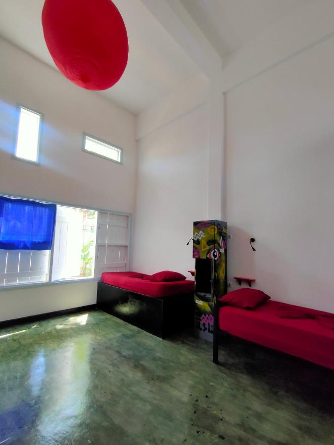 Gili Beach Bum Hostel Gili Trawangan Luaran gambar