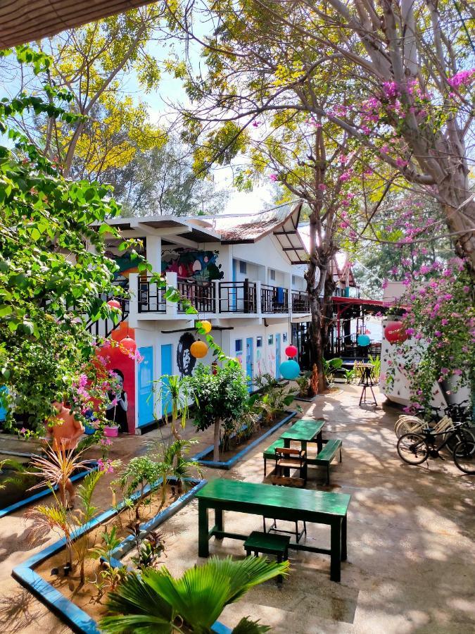 Gili Beach Bum Hostel Gili Trawangan Luaran gambar